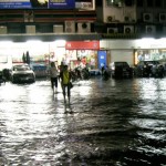 Le reflet surréaliste des boutiques dans les rues de Bangkok